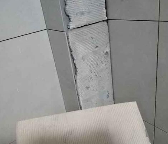 方城瓷砖空鼓维修公司分享下厨房瓷砖脱落的补救措施。